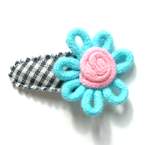 Barrette Pour Bebe Petite Fille A Fleur En Fil Bleu Turquoise Sur Vichy Gris Plein De Bisous