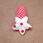 barrette bébé à étoile blanche sur vichy rouge