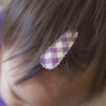 Barrette Bébé & Petite Fille à Tissu Mauve en Fil Doré – Image 3