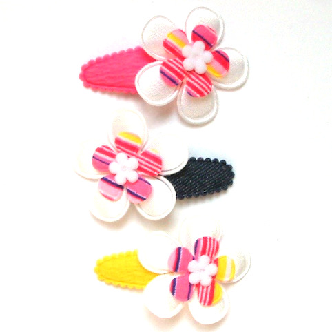 Collection Maelys Barrette Pour Petite Fille A Grande Fleur En Satin Blanc Plein De Bisous